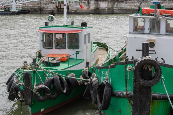 Close Dois Barcos Verdes Brancos Com Muitas Rodas Estacionadas Água — Fotografia de Stock