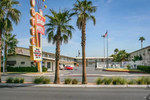 Widok Wakacyjny Motel Platformą Parkingową Otoczony Palmami — Zdjęcie stockowe