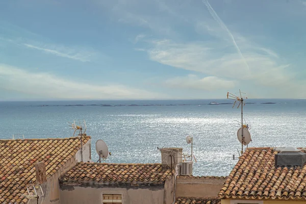 Een Schot Van Het Huis Daken Tegen Oceaan — Stockfoto