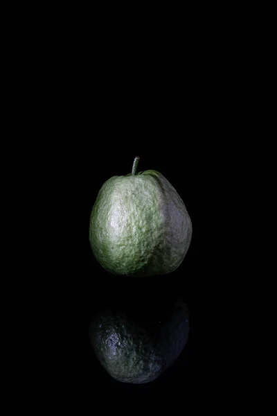 Вертикальный Крупный План Плода Гуавы Черном Фоне — стоковое фото
