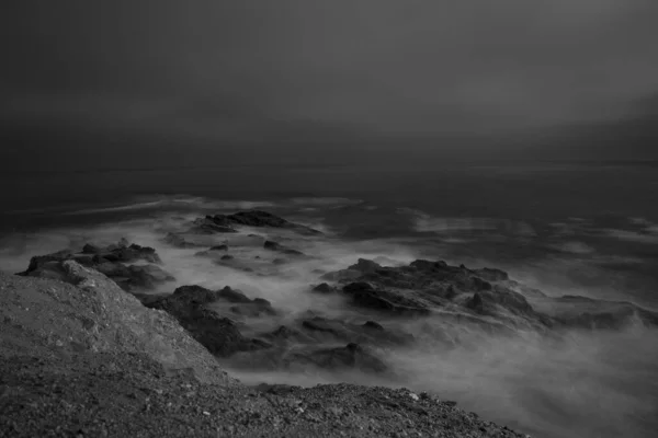 Une Longue Exposition Niveaux Gris Plage Rocheuse Laguna Californie États — Photo