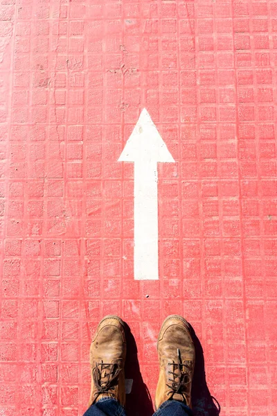 Uma Foto Vertical Dos Pés Homem Caminho Ciclo Vermelho Com — Fotografia de Stock