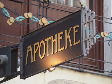 Eczane için Alman tabelasının yakın çekimi.