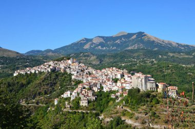 İtalya 'nın Basilicata bölgesinde bir köy olan Rivello' nun hava manzarası.