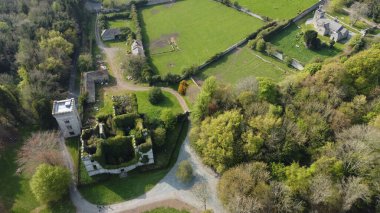 Donadea Kilisesi 'nin büyüyen gür ağaçlar ve yeşillik alanlarıyla çevrili bir hava manzarası.