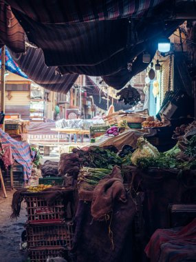Taze sebzelerle dolu güzel bir pazar manzarası
