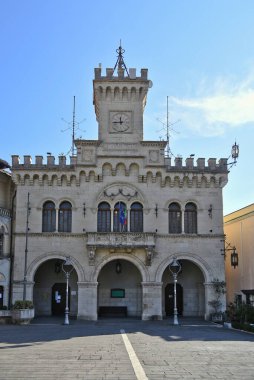 İtalya 'nın Lazio bölgesindeki bir köy olan Fiuggi belediye binasının dikey görüntüsü.