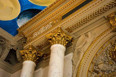 Paris, Fransa 'da sütunları olan güzel bir müzenin iç manzarası.
