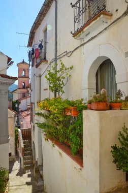 Rivello 'da dar bir sokak, İtalya' nın Basilicata bölgesinde bir köy..