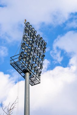 Gökyüzüne karşı kocaman bir stadyum ışığı projektörü direği.