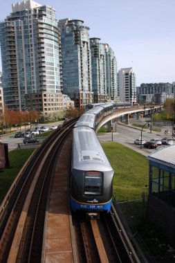 Vancouver, British Columbia, Kanada şehir merkezine giren bir gökyüzü treninin dikey çekimi