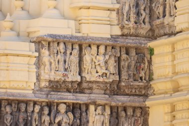 Hindistan 'daki Khajuraho tapınağındaki eski taş heykellerin yakın çekimi.