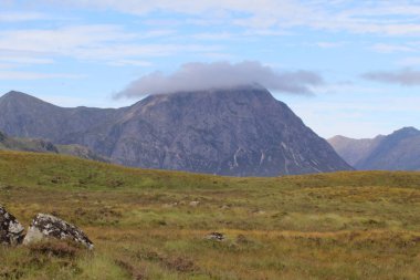 Güzel mavi gökyüzünün altındaki bir dağın manzarası.
