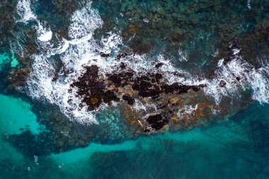 Okyanus ve kayaların havadan görünüşü