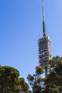 Barcelona, Katalonya, İspanya 'daki Collserola iletişim kulesinin dikey görüntüsü.