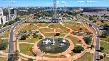 Brasilia 'daki bir parktaki televizyon kulesinin kuş bakışı görüntüsü.
