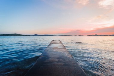 Hırvatistan 'ın Vodice kentindeki büyüleyici deniz manzarasının arka planına karşı güzel bir yürüyüş manzarası