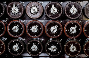 Bletchley Parkı 'ndaki ünlü bomba makinesinin gösterge kadranlarının yakın çekim görüntüsü.