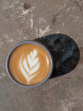 Bardakta dikey kapuçino.