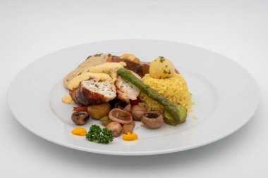 Beyaz tabakta soslu barbekü tabağının yakın çekimi.