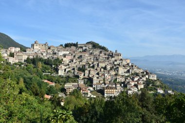 Patrica 'nın panoramik manzarası, Lazio bölgesinin dağlarındaki bir köy, İtalya