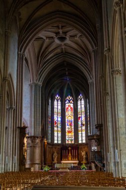 Fransa 'nın Dijon kentindeki tarihi Aziz Michael kilisesinin iç mekanı.