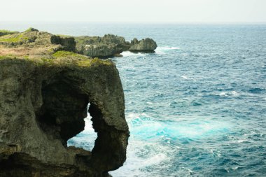 Okyanusun yakınındaki güneş ışığıyla güzel bir uçurum manzarası