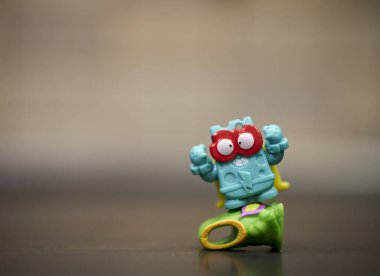 Sihirli Kutu markasının yakın plan süper şeyler oyuncak heykelcikleri