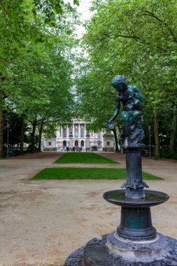 Brüksel 'deki güzel parkın dikey görüntüsü. Belçika, Avrupa