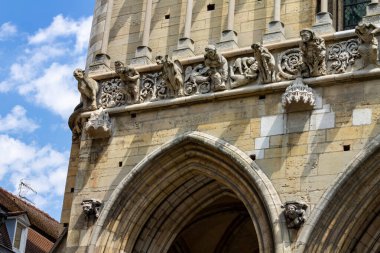 Fransa 'da güneşli bir günde Notre-Dame de Dijon kilisesinin ön cephesinin dikey çekimi.