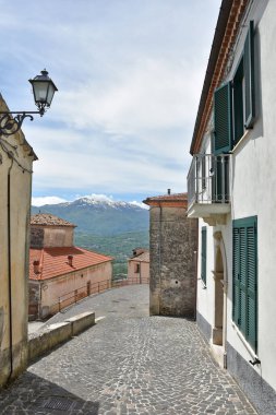 İtalya 'nın Molise bölgesindeki Macchiagodena köyünün sokaklarında bir ortaçağ taş tabanı