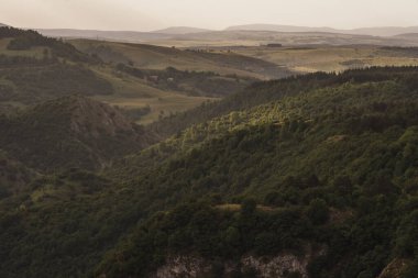 Gün ışığında güzel bir dağ manzarası