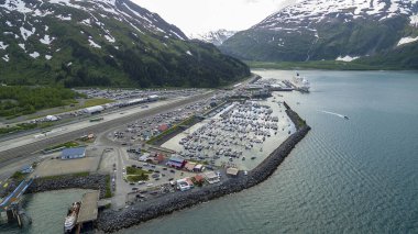 Whittier, Alaska 'daki limanın havadan görüntüsü, uzakta bir yolcu gemisi var.
