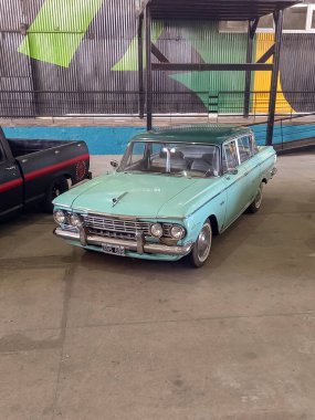 Oldcyan AMC Rambler Büyükelçisi 4 kapılı sedan 1962 bir depo avlusuna park edilmiş. Yüksek açılı atış. Klasik araba şovu. Kopyalama alanı.