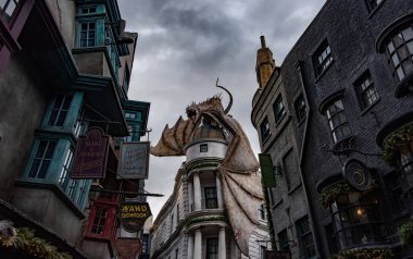 Orlando, Florida 'daki Universal Stüdyoları' ndaki Diagon Alley 'de ateş püskürten bir ejderhanın güzel bir görüntüsü.