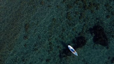 Denizdeki bir teknenin en iyi görüntüsü.