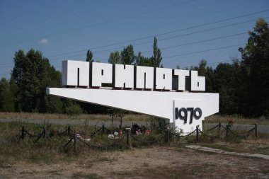 Pripyat, Çernobil Yasaklama Bölgesi 'nin hayalet kasabasının girişindeki hoş geldin işareti.