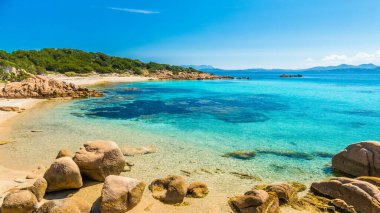 Sardunya adasının kayalık kıyılarıyla çevrili temiz bir su manzarası.