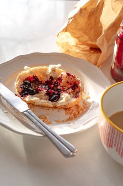 Kahvaltıda reçelli ekmeğin dikey çekimi..