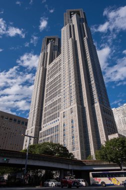 Shinjuku şehrindeki Tokyo Metropolitan Hükümet binasının dikey görüntüsü.