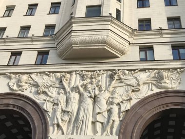 Heykelleri olan bir binanın yakın çekimi.