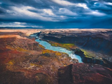 İzlanda kayalıklarından akan güzel bir nehrin havadan görünüşü.