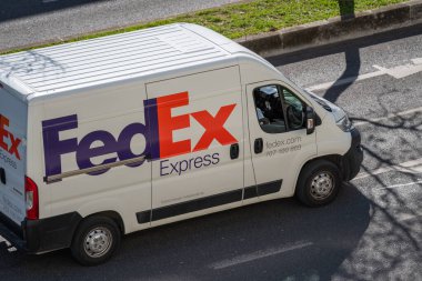 Lizbon caddesinde bir FedEx kamyonu