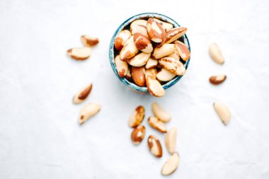 Beyaz masadaki Brezilya fıstıklarının üst görüntüsü.