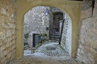 Fumone, Lazio, İtalya 'da evler arasında güzel dar bir kaldırım taşı geçidi