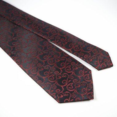 Beyaz arkaplanda izole edilmiş zarif bir kravatın yakın plan çekimi.