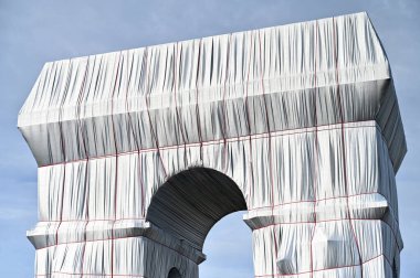 Paris 'teki Zafer Takı ölümden sonra ortaya çıkacak bir proje olarak gümüş mavisi kumaş ve kırmızı ipe sarılı.