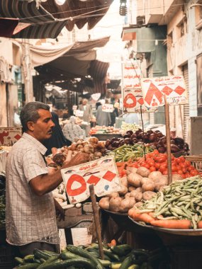 Eski şehirde bir market ve bir sürü yerli insan.
