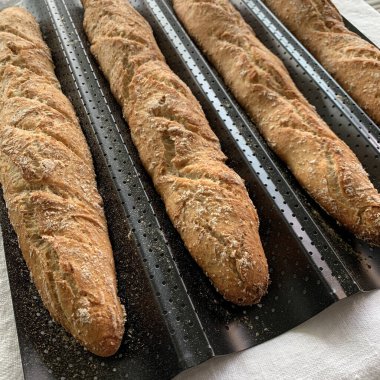 Metal levhaya yakın çekim baget ekmeği.