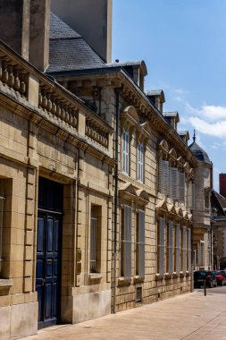 Dijon 'daki tarihi bir binanın güzel mimari detaylarının dikey çekimi. Fransa.
